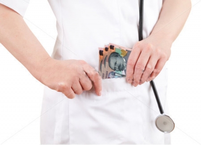 O asistentă medicală din Galaţi a luat mită ani în şir pentru decizii de grad de invaliditate