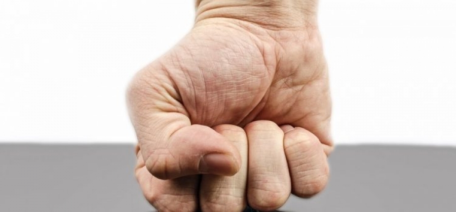 Arestat după ce şi-a ameninţat cu moartea şi bătut soţia şi copilul