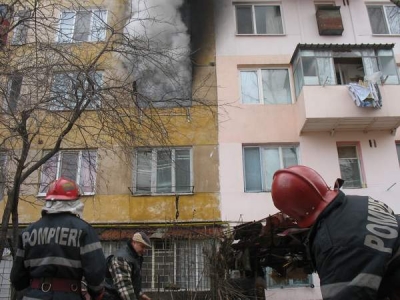 Incendiu provocat în Micro 19: A dat foc casei apoi şi-a chemat vecinii în ajutor