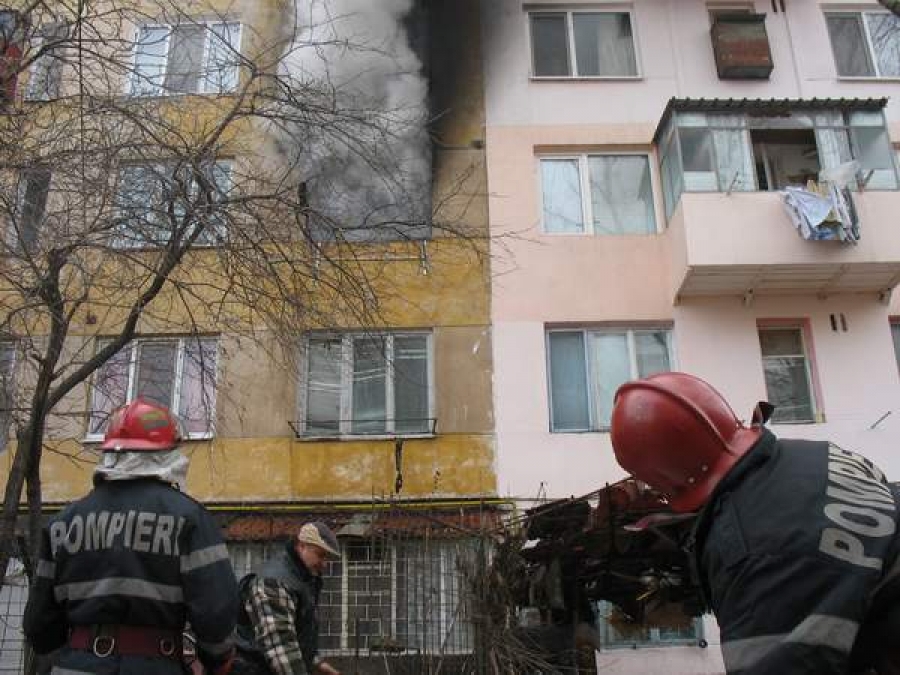 Incendiu provocat în Micro 19: A dat foc casei apoi şi-a chemat vecinii în ajutor