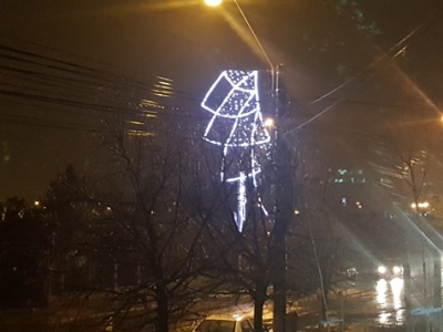 Au început să cadă ornamentele luminoase