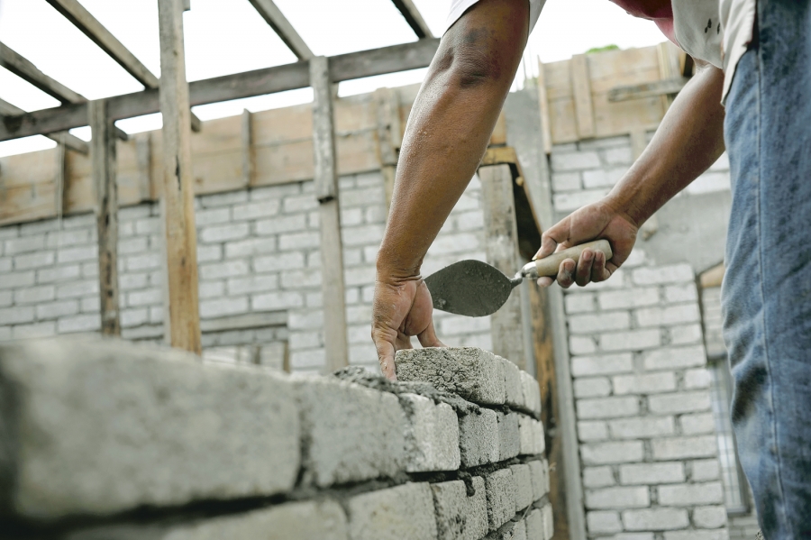 Numărul autorizaţiilor de construire pentru clădiri rezidenţiale a scăzut cu 15% în primele cinci luni