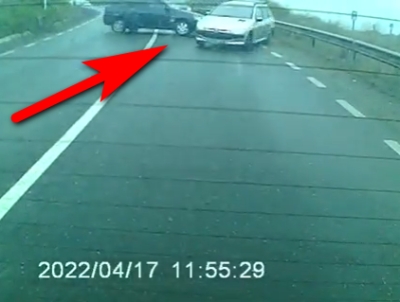 Galaţi: Poliţia caută şoferii implicaţi într-un accident din judeţ, surprins de o cameră de bord (VIDEO)