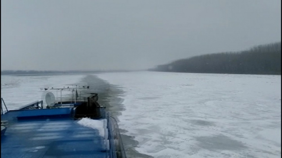 40 de nave se luptă să iasă dintre gheţuri pe Dunărea fluvială