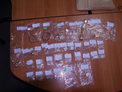 Bijuterii în greutate de 0,687 kg şi 13.000 de euro confiscaţi la P.T.F. Oancea