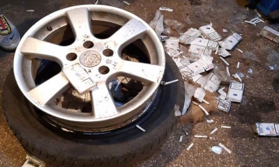 Ţigări de contrabandă ascunse în pneurile unui autoturism (FOTO)