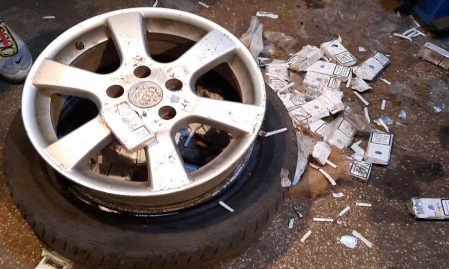 Ţigări de contrabandă ascunse în pneurile unui autoturism (FOTO)