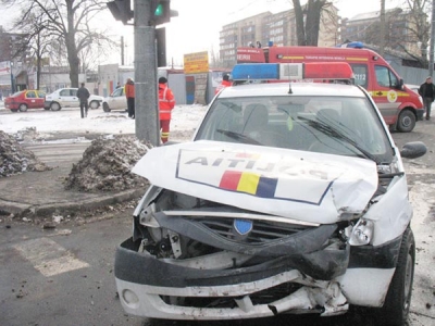 Accident în intersecţie: o maşină de poliţie a intrat într-un taxi