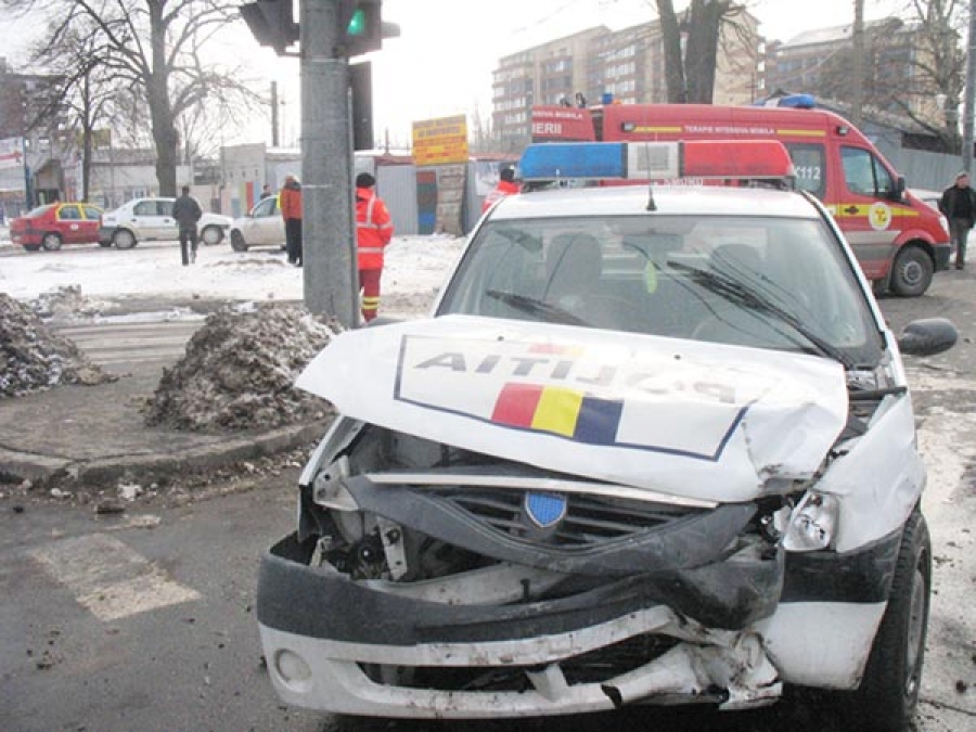 Accident în intersecţie: o maşină de poliţie a intrat într-un taxi