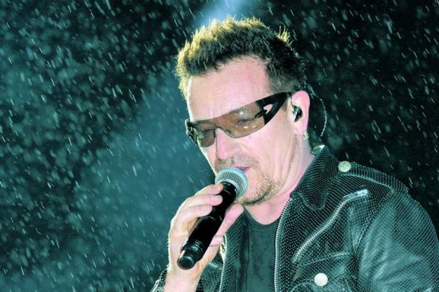 Bono nu renunţă la ochelarii de soare din cauza glaucomului
