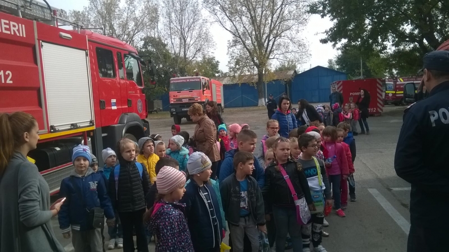 De Ziua Educaţiei, elevii şi preşcolarii au mers în vizită la pompieri