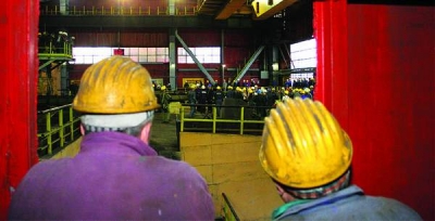 Lupta pe salariile siderurgiştilor va începe luni