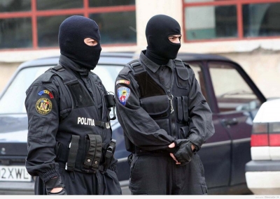 Metoda de înşelăciune ”Împrietenire” s-a lăsat cu percheziţii şi arestări