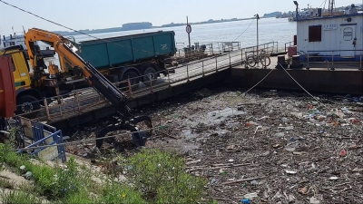 La Galaţi, Dunărea e plină de gunoaie aduse de inundaţii (FOTO)