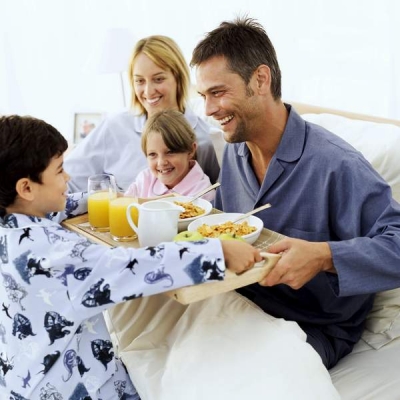 Şase sfaturi pentru a-i convinge pe copii să mănânce dimineaţa