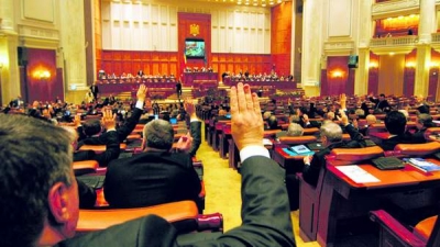 Politicienii, percepuţi de români ca grupul asociat cel mai puternic cu discriminarea