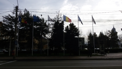 Primăria Galaţi a coborât în bernă doar drapelul de la balcon, nu cele din piaţetă