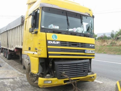 Un TIR încărcat cu grâu a făcut praf peronul şi un pichet în gara Tecuci Nord