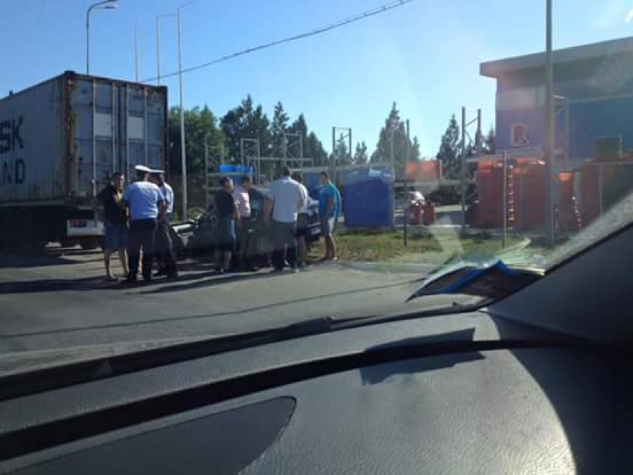 A intrat cu maşina într-un TIR parcat