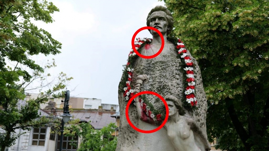 Statuia lui Mihai Eminescu din Galaţi, pătată cu vopsea roşie