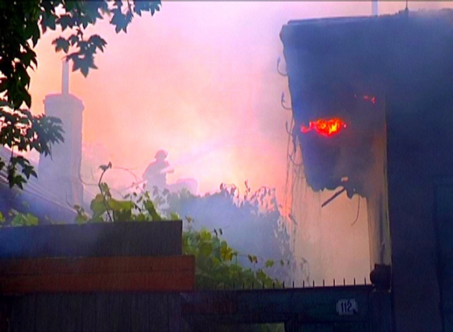 Incendiu de proporții de la o țigară: două case și o reprezentanță auto afectate