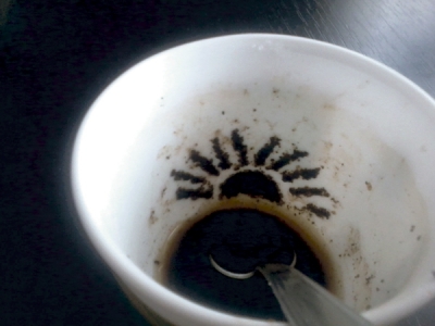10 motive pentru care să nu aruncăm zaţul de cafea
