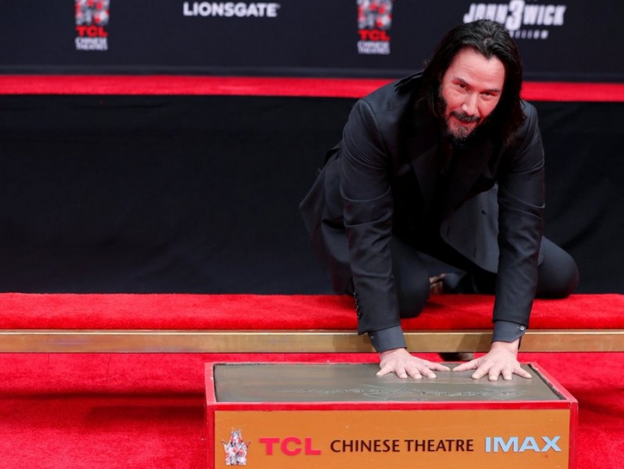 Keanu Reeves şi-a lăsat amprentele în cimentul de la Hollywood