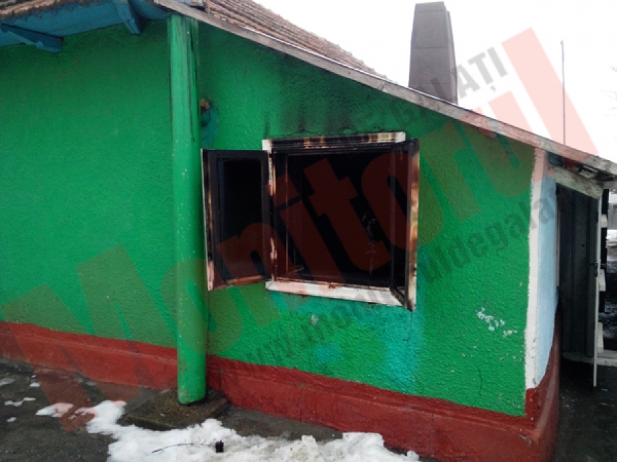 A ars în casă, de i-au rămas numai picioarele