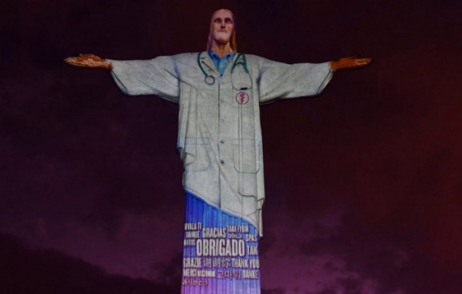 Statuia lui Iisus "îmbrăcată" în halat de medic