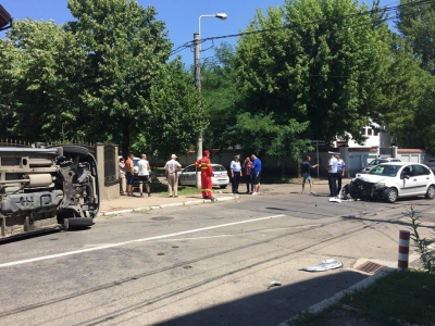 Coliziune spectaculoasă: Autoutilitară răsturnată de autoturismul condus de o şoferiţă neatentă