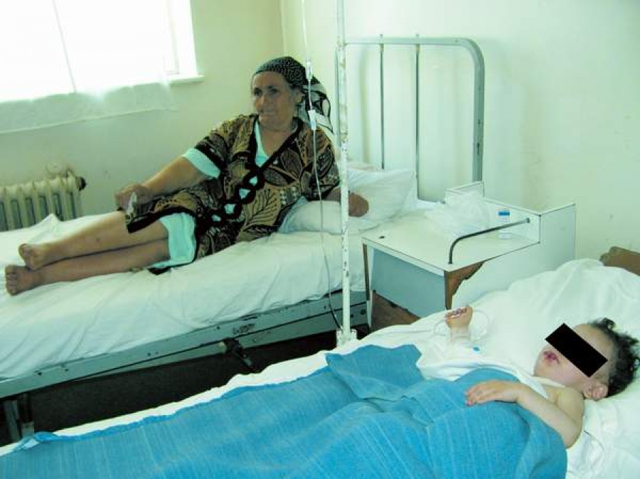 Copil de 3 ani opărit, lăsat în grija fratelui cu un an mai mare