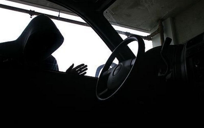 A furat un autoturism şi l-a condus deşi nu poseda permis de conducere