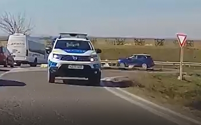 Poliţist amendat şi lăsat fără permis pentru că se plimba pe contrasens (VIDEO)