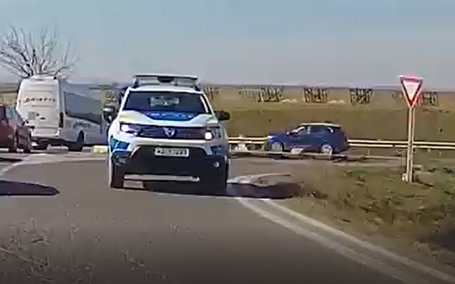 Poliţist amendat şi lăsat fără permis pentru că se plimba pe contrasens (VIDEO)