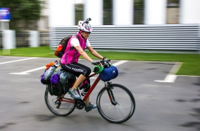 O gălăţeancă a pornit pe bicicletă din Galaţi până în Munţii Piatra Craiului