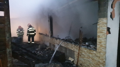 Vânători: Magazin alimentar distrus de flăcări (VIDEO)