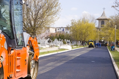 Se asfaltează aleile de la Cimitirul „Sfântul Lazăr”