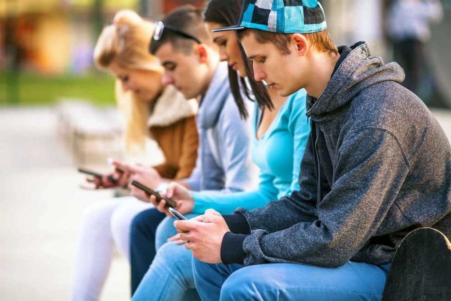 Poziţia aplecată a corpului în timpul folosirii telefoanelor poate cauza probleme ale gâtului şi spatelui