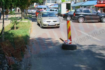 „Crater” împodobit cu o creangă, pe strada Saturn