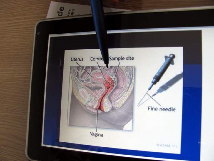 Fără să ştie, gravidă în 6 luni, cu sarcină „între intestine”