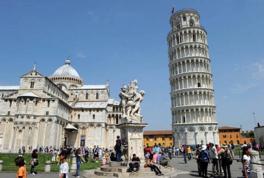 De ce este înclinat şi cum de nu se prăbuşeşte Turnul din Pisa
