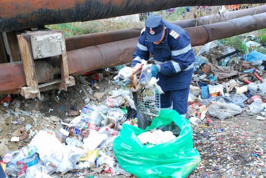 100 de pompieri au ecologizat zona Lacului Vânători