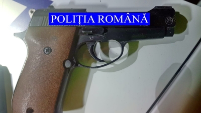 Arme deţinute ilegal, descoperite la percheziţii (FOTO/VIDEO)