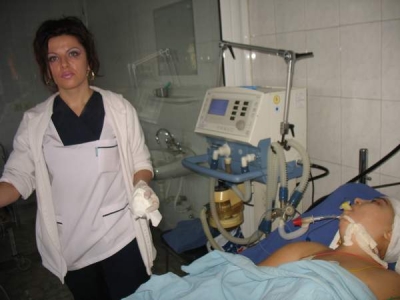 Femeia strivită de tencuiala blocului are zero şanse de supravieţuire