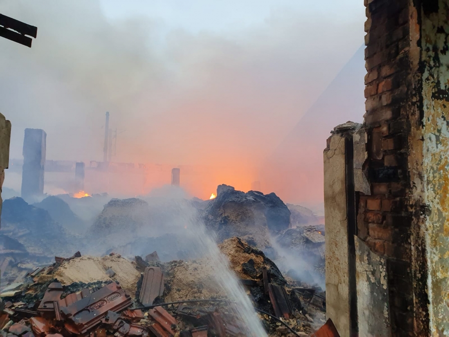 Brăila: Incendiu de proporţii la o hală din Dudeşti (FOTO)