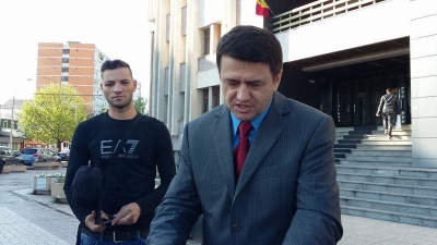 Au intrat mascaţii peste el în casă şi l-au bătut