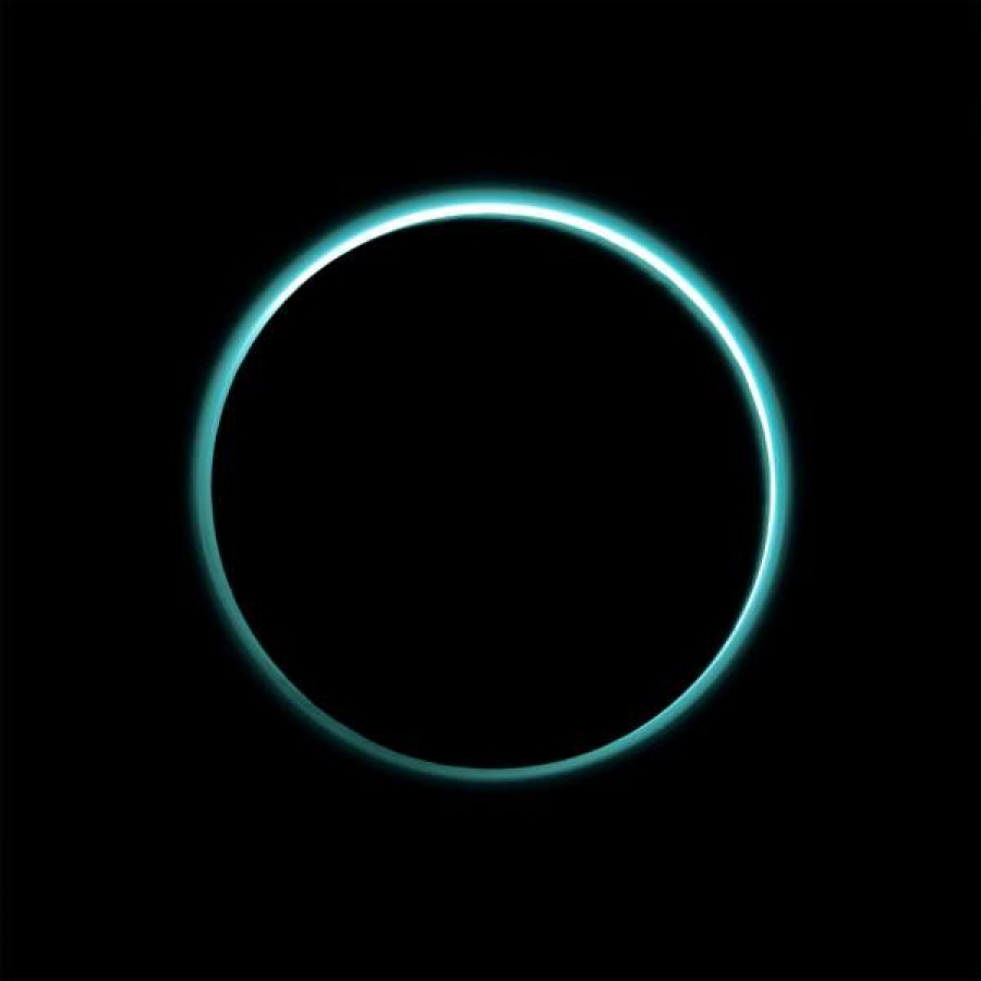 Pluto, planeta pitică, are „cer” albastru şi regiuni de apă îngheţată