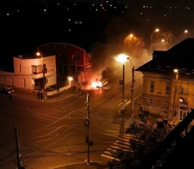 Incendiu lângă Baia Comunală, maşină distrusă în totalitate