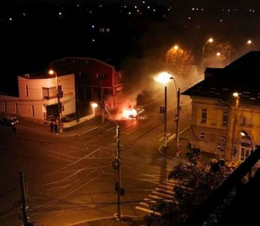 Incendiu lângă Baia Comunală, maşină distrusă în totalitate