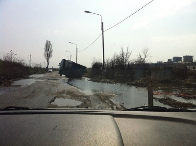 Un cal şi un sfert de TIR înghițite de gropile din str. Macului